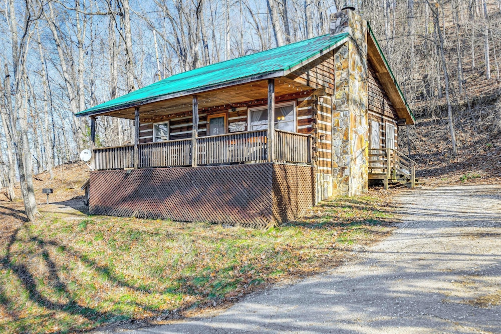 Near Hiking & Rafting: Bryson City Gem w Hot Tub in Bryson City, United States