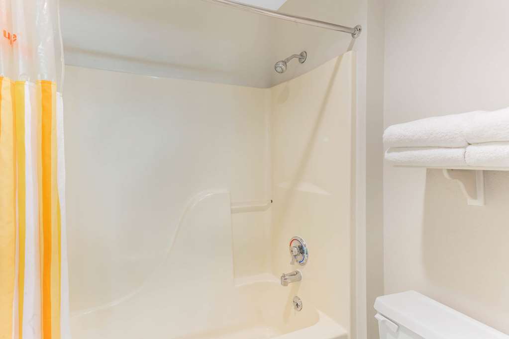 La Quinta Inn & Suites by Wyndham Chicago Gurnee - photo 26