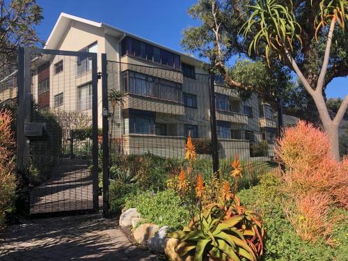 Sundrenched 2 bed 2 bath apartment sea views