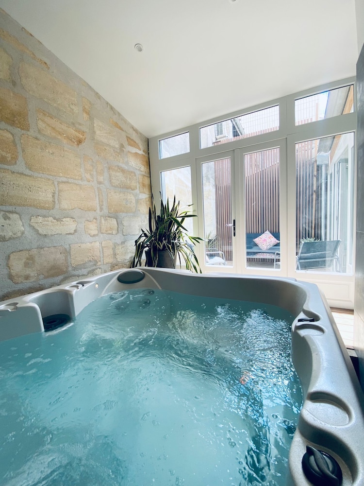 Le50Suite&spa in Bordeaux, France