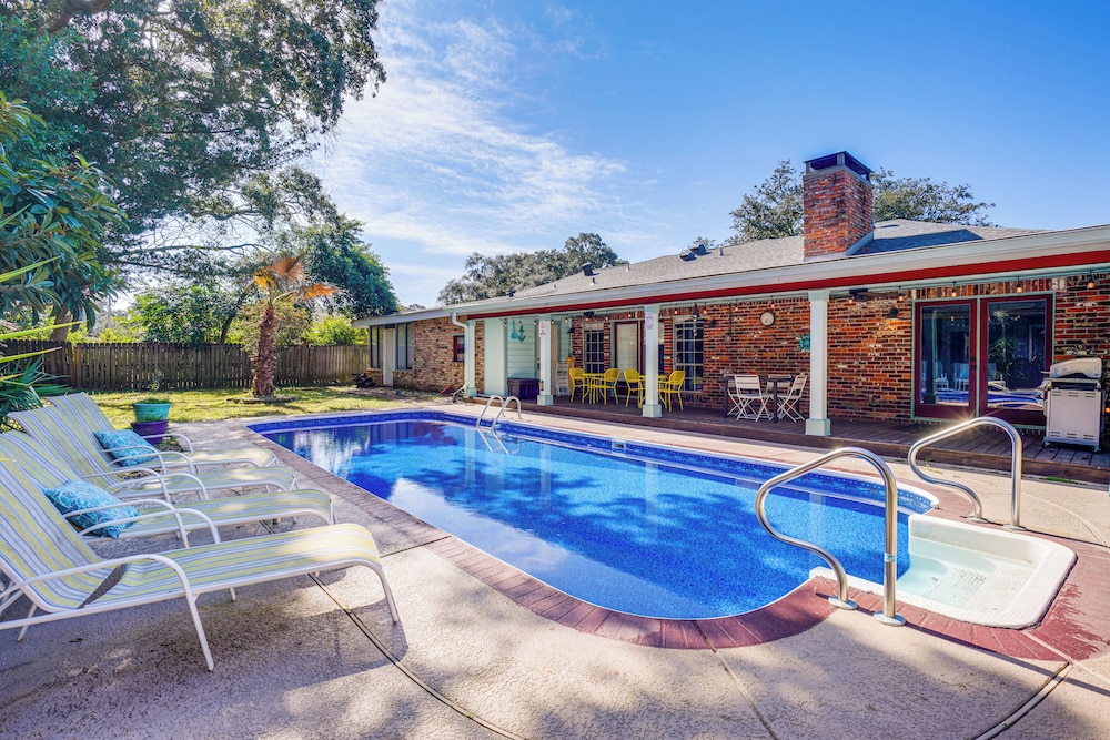 2 Mi to Gulfport Beaches: Poolside Paradise in Gulfport, United States