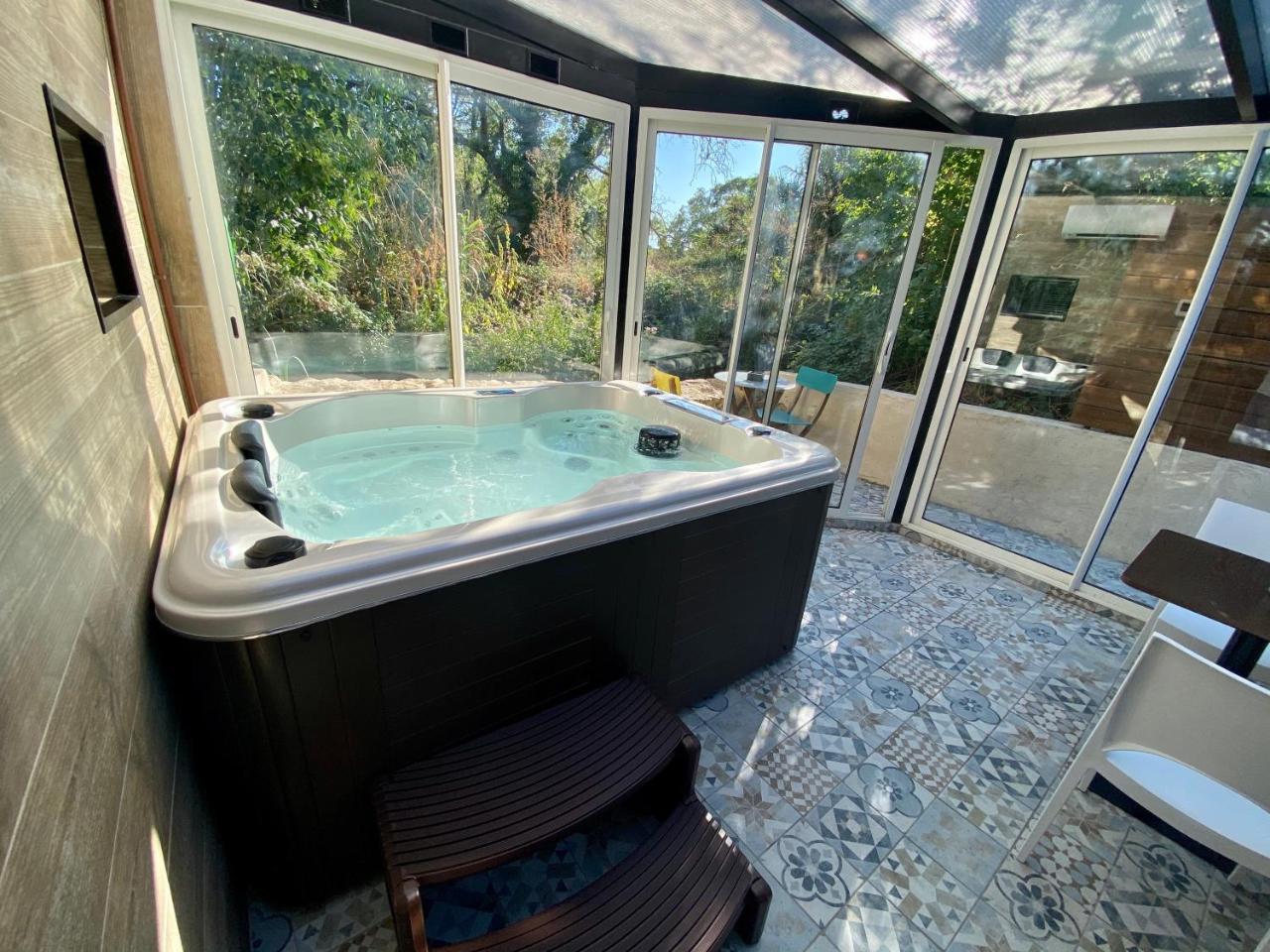 Suite Phantastica — 4-Star Luxury Hotel in Les Pennes-Mirabeau, France