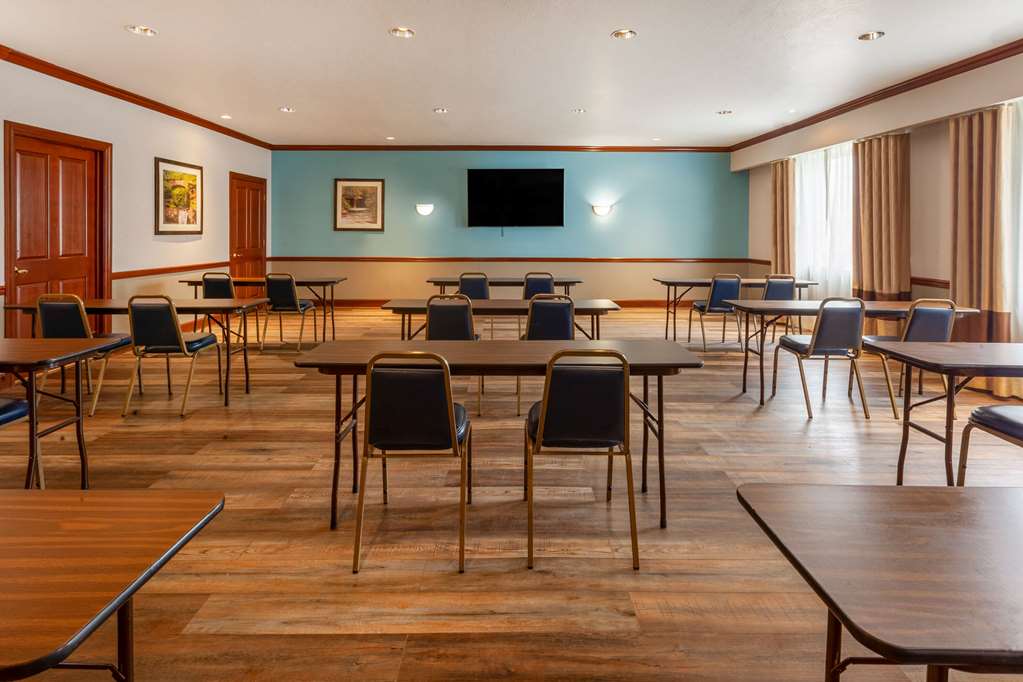 Days Inn by Wyndham Austintown - photo 33