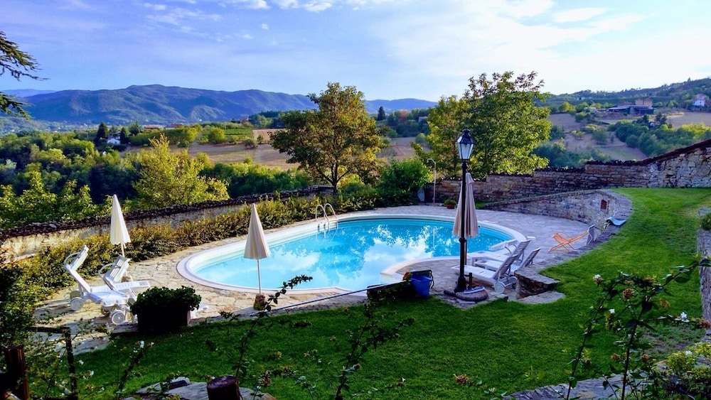 Castello di Grillano — 4-Star Luxury Hotel in Ovada, Italy