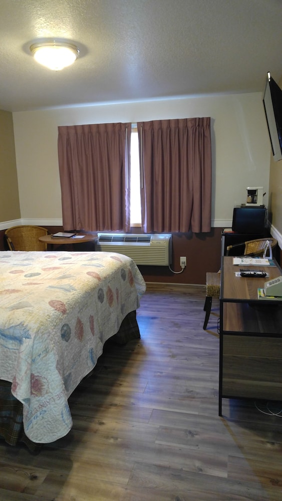 Hillcrest Inn - photo 14