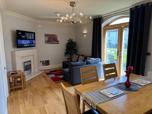 2 Castle Hume Court Holiday House — 4-Star Luxury Hotel in Enniskillen, United Kingdom