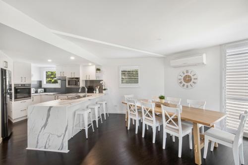 Castaway Cove Beachfront Home by Stay Noosa — 4-Star Luxury Hotel in Noosa Heads, Australia