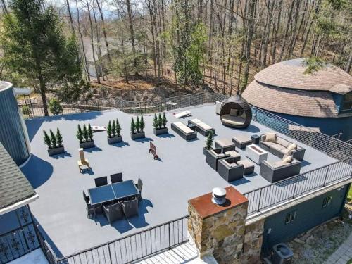 Ole Smoky BnB Theater Sauna Hot Tub Rooftop Views — 4-Star Luxury Hotel in Gatlinburg, United States