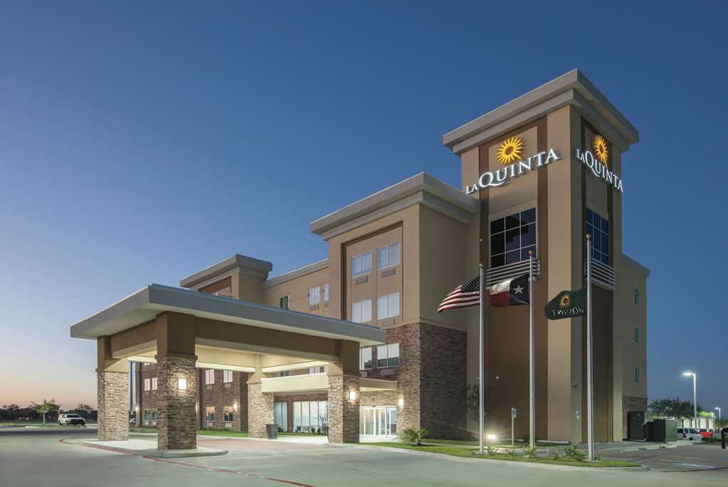 La Quinta Inn & Suites by Wyndham Kingsville - featured photo