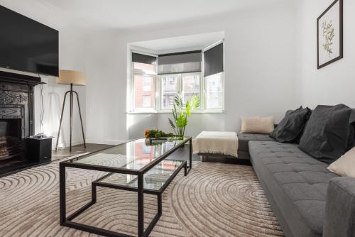 Outstanding 2 Bed Apartment in Central Camden Sleeps 6 — 4-Star Luxury Hotel in London, United Kingdom