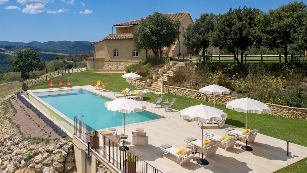 Casolare San Martino 16 1 Emma Villas — 4-Star Luxury Hotel in Pomarance, Italy