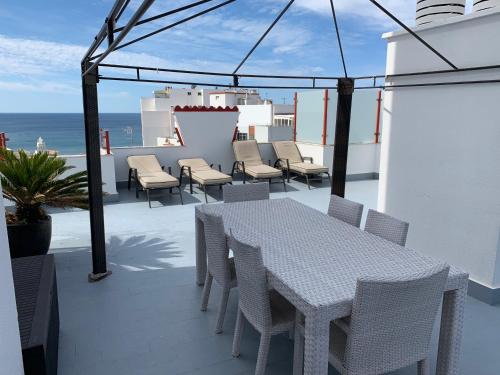 Appartement Luxueux 4 Pièces terrasse 120M2 vue mer PRAIA DA ROCHA — 4-Star Luxury Hotel in Portimao, Portugal