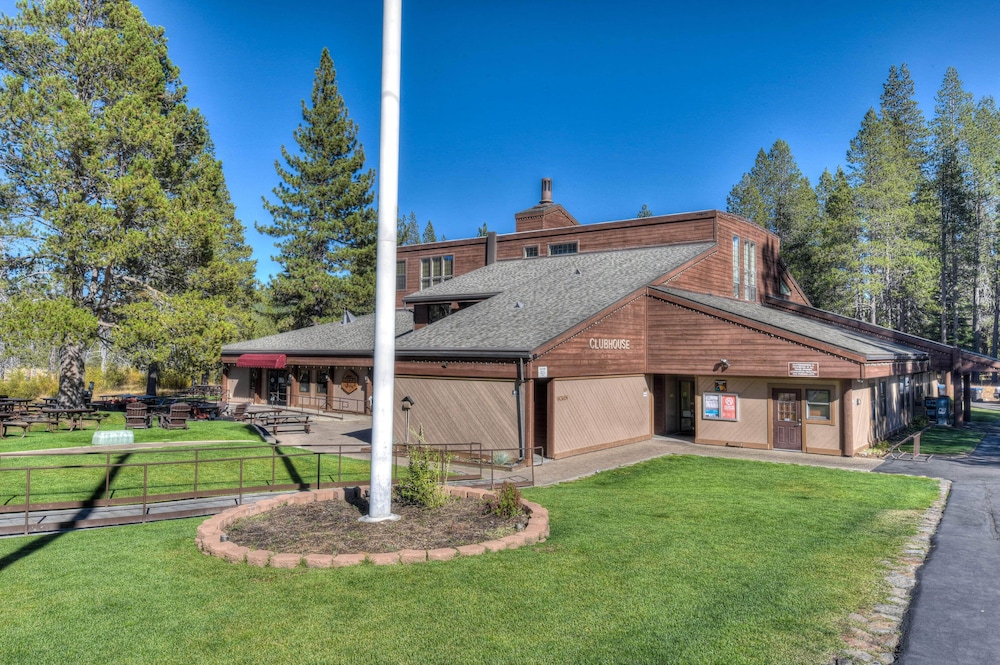 Skislope Sanctuary - carbon neutral hotel in Truckee