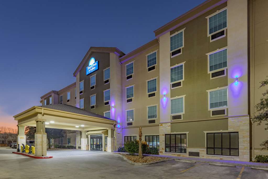 Days Inn & Suites by Wyndham San Antonio near Frost Bank Center - photo 4