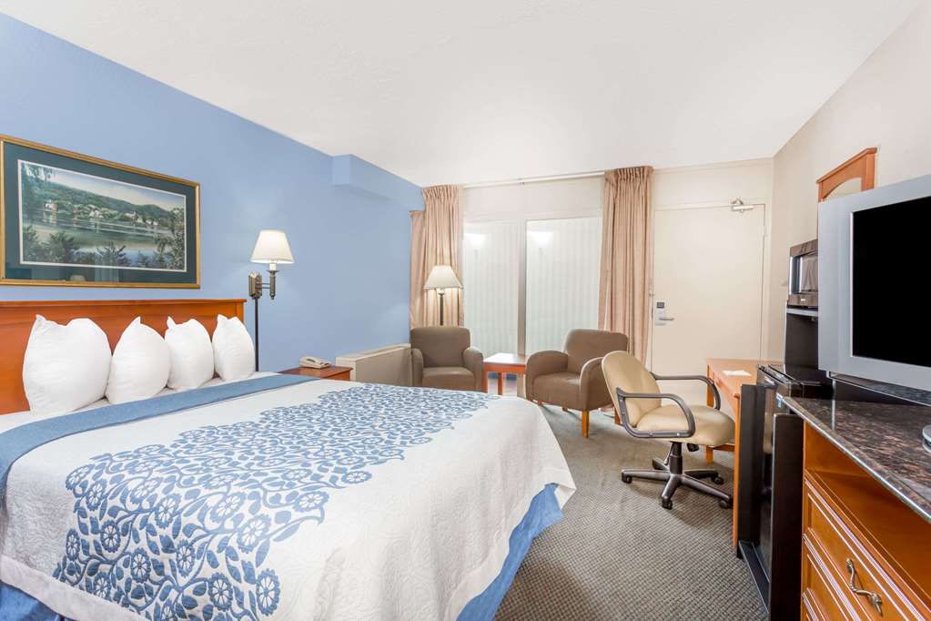 Days Inn by Wyndham Cedar Falls University Plaza - photo 5
