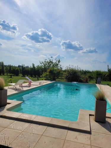 Villa Provencale a Arles Avec Piscine Privee Et Vue Jardin. — 4-Star Luxury Hotel in Arles, France