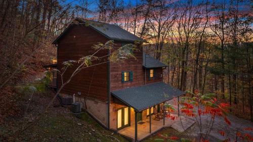 Secluded 3 Kings Games Hot Tub Fire Pit Pets — 4-Star Luxury Hotel in Sevierville, United States