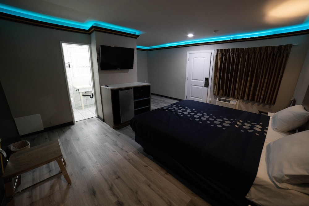 Artesia Motor Inn - photo 6