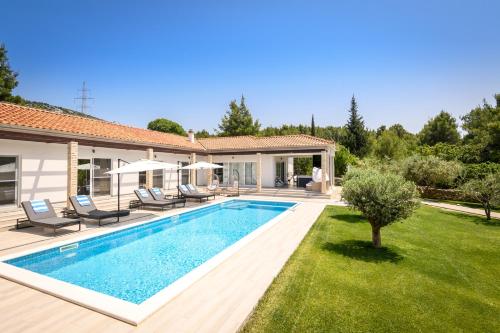 Villa Stella heated pool jacuzzi & sauna — 4-Star Luxury Hotel in Sibenik, Croatia