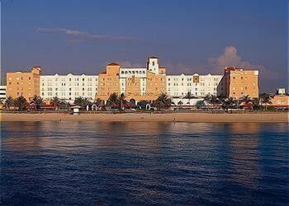 Hollywood Beach Resort one Bedroom Sleeps 6 - photo 17