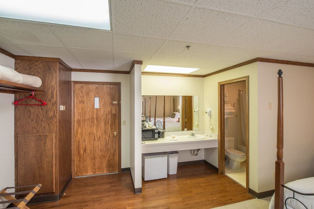 Sugarcreek Village Inn - photo 20