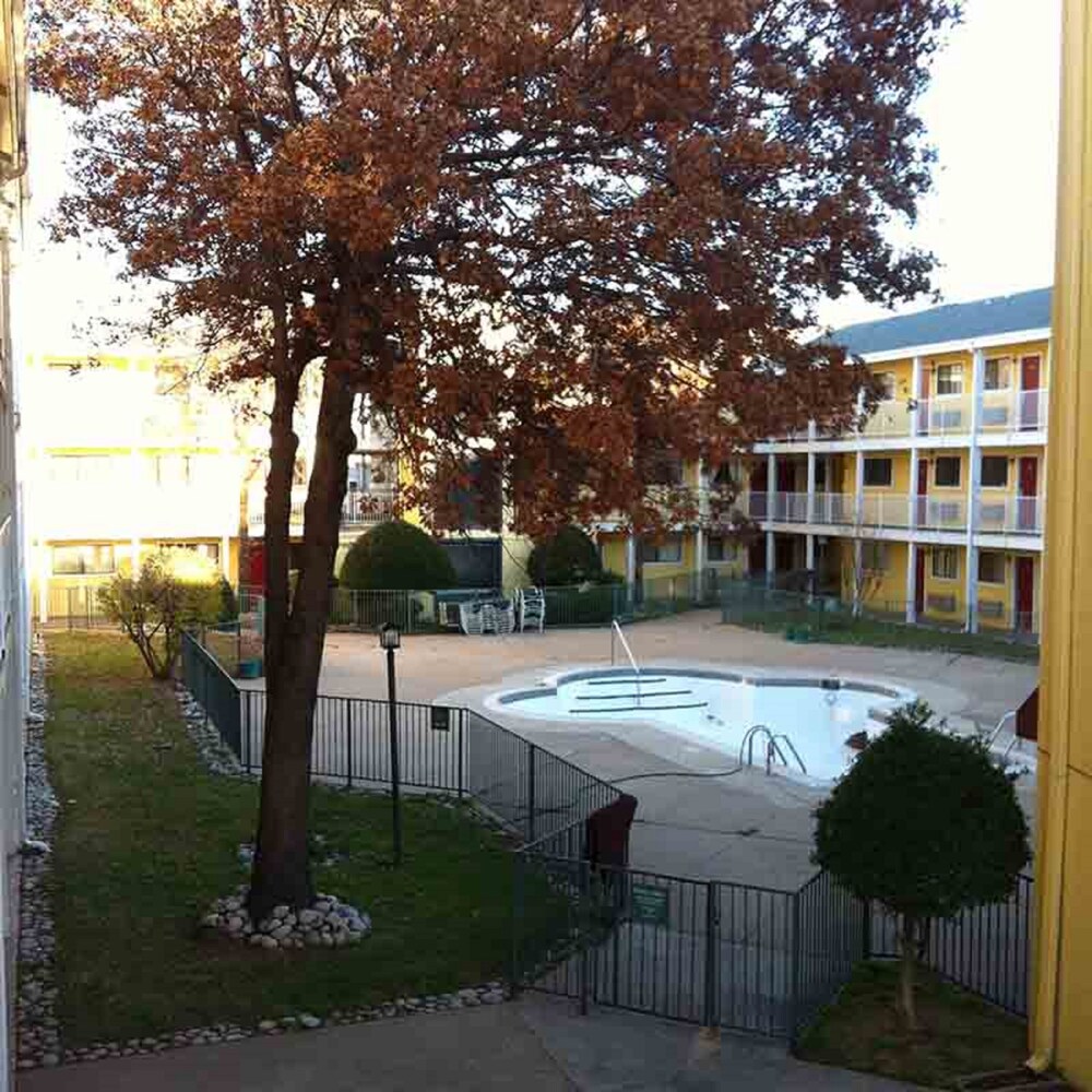 Oaktree Inn and Suites - photo 10