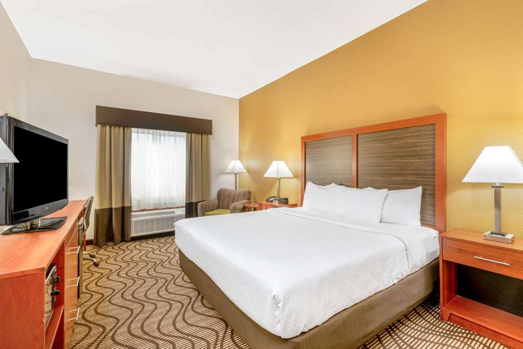 La Quinta Inn & Suites by Wyndham Midwest City Tinker AFB - photo 17