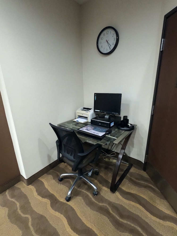 HomeTowne Studios & Suites Washington - photo 34