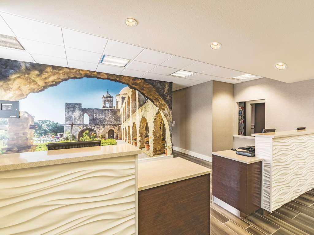 La Quinta Inn & Suites by Wyndham San Antonio Downtown - photo 9
