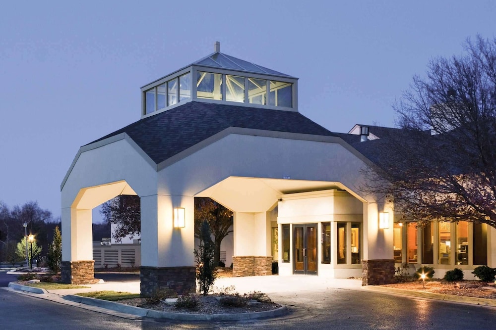 Quality Inn & Suites Albuquerque Downtown University - photo 2