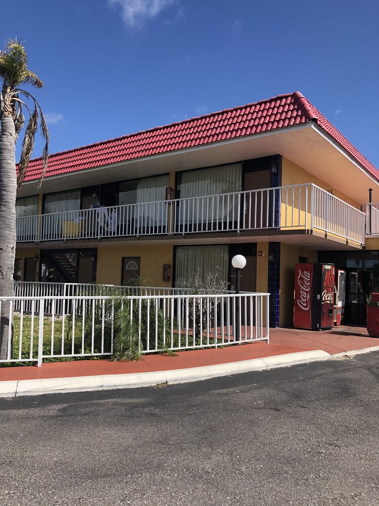 Express Inn & Suites 5 Miles from St Petersburg Clearwater Airport - featured photo