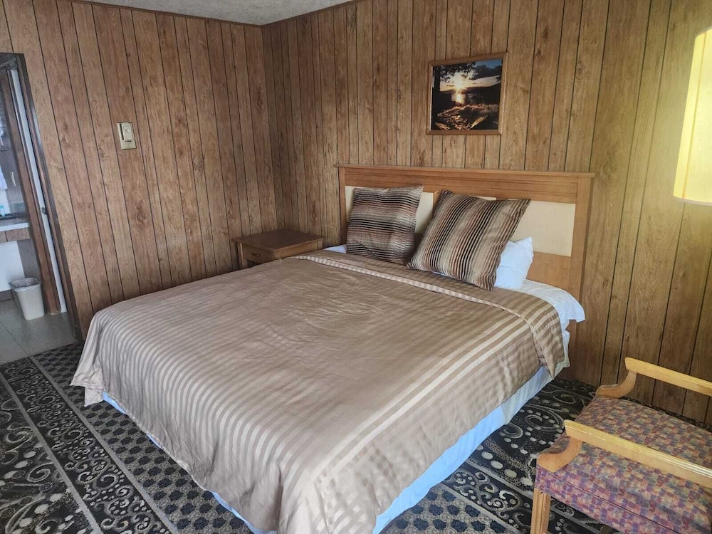 First Inn By OYO Quinter Hwy 70 - photo 10