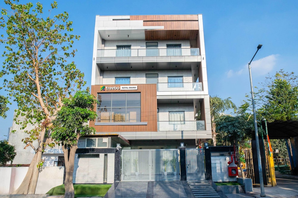 Treebo Royal Grand Sector 71 - last minute hotel in Noida