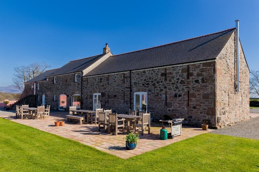 The Outbuildings — 4-Star Luxury Hotel in Newborough, United Kingdom
