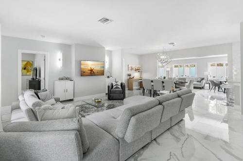 Pool game room near beach — 4-Star Luxury Hotel in Fort Lauderdale, United States