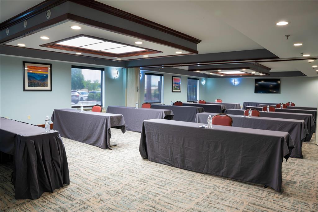 Comfort Suites Outlet Center - photo 28