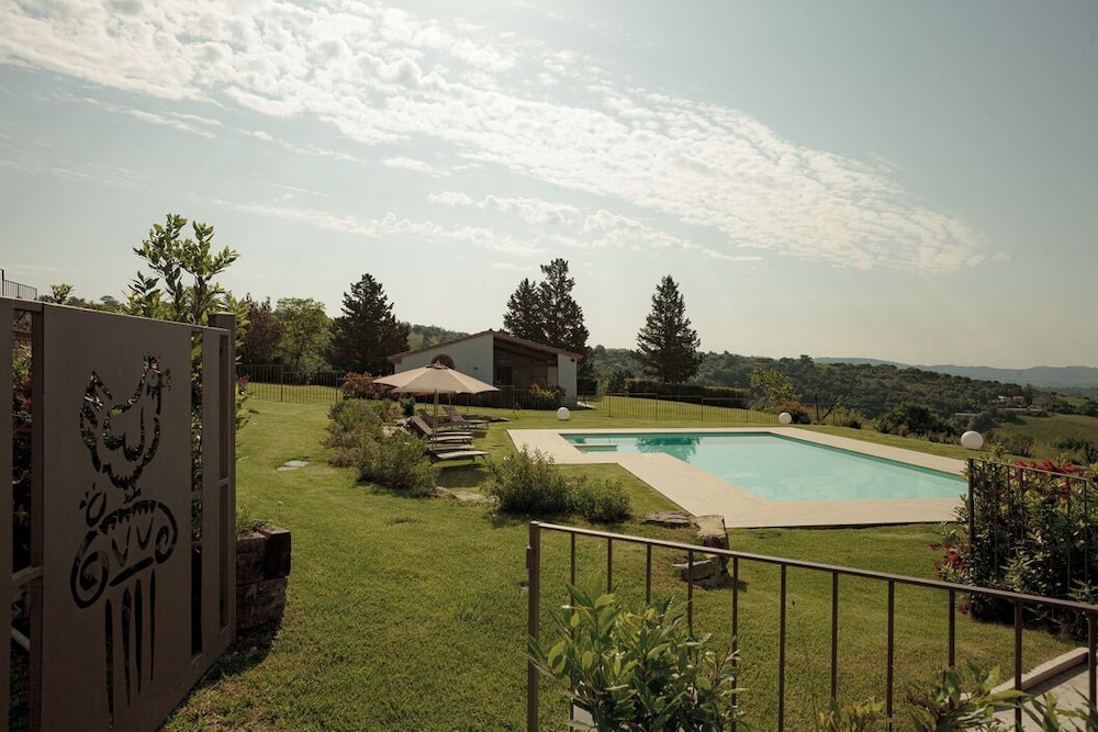 Agriturismo Bio Aia della Colonna — 4-Star Luxury Hotel in Roccalbegna, Italy