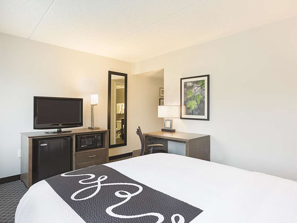 La Quinta Inn & Suites by Wyndham Baltimore BWI Airport - photo 21