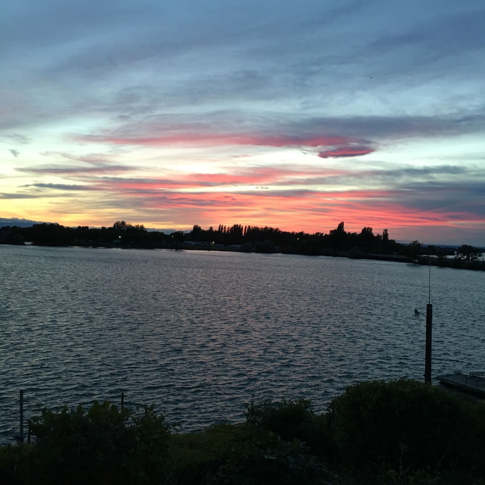 Lakeshore Inn Water Front - photo 43