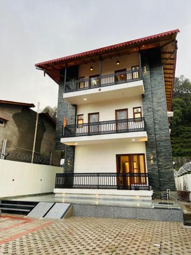 Hills Crown Key Shree Bhawan in Bhowali, India