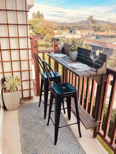 Private Balcony Overlooking Pool Gated Parking — 4-Star Luxury Hotel in Encinitas, United States