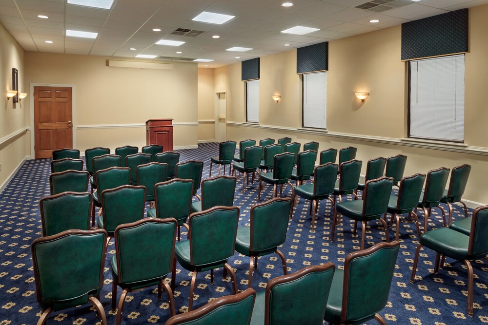 Red Roof Inn & Suites Newport News - photo 24