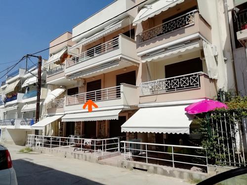 Holidays House Νέα Πέραμος — 4-Star Luxury Hotel in Nea Peramos, Greece
