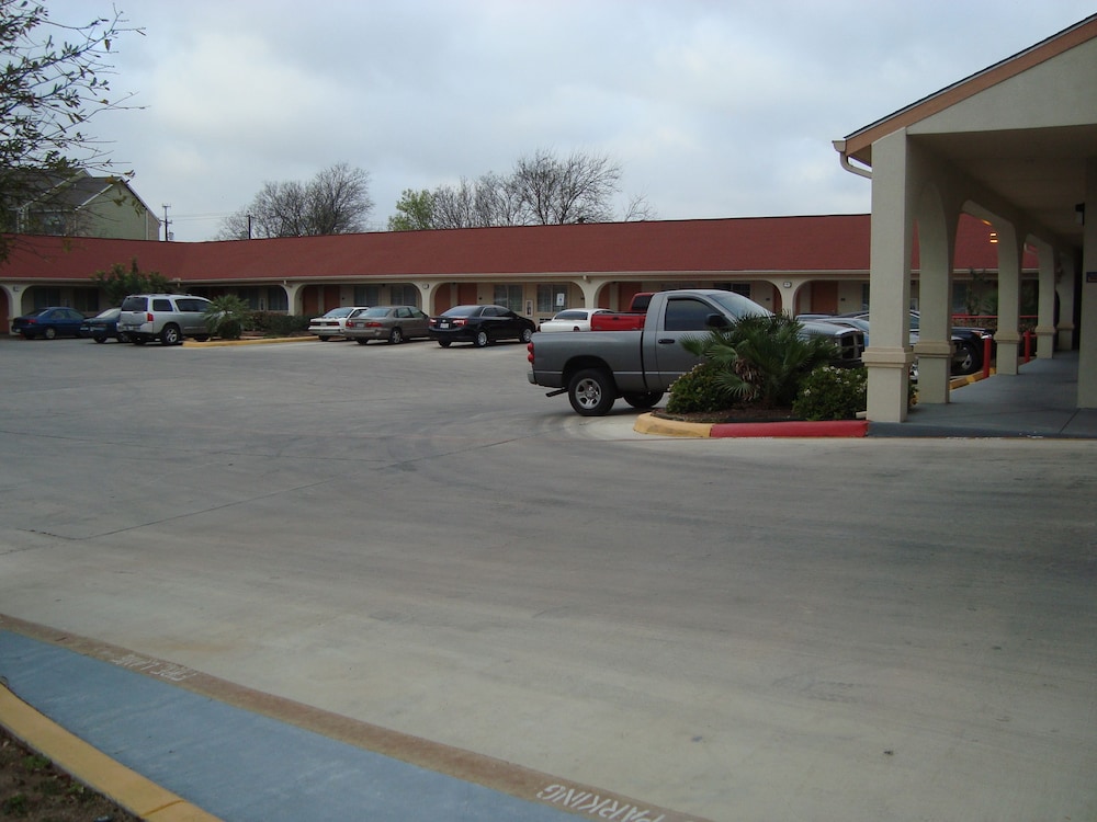 Winnquest Inn Near Ft. Sam Houston - photo 33