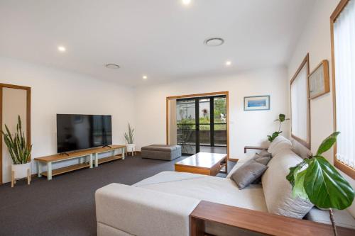 Tangerine Pet Friendly 3 Mins Walk To Beach — Sanctuary Point
