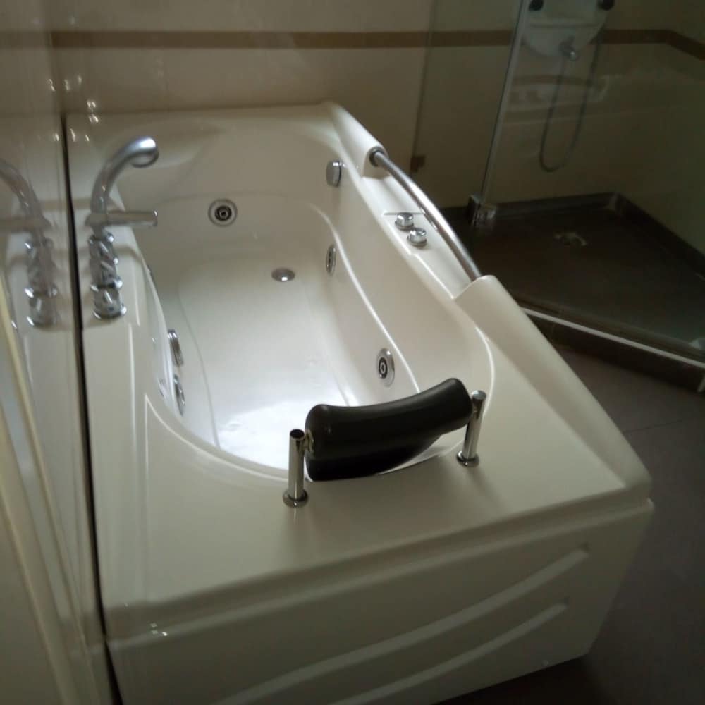 Jetted tub