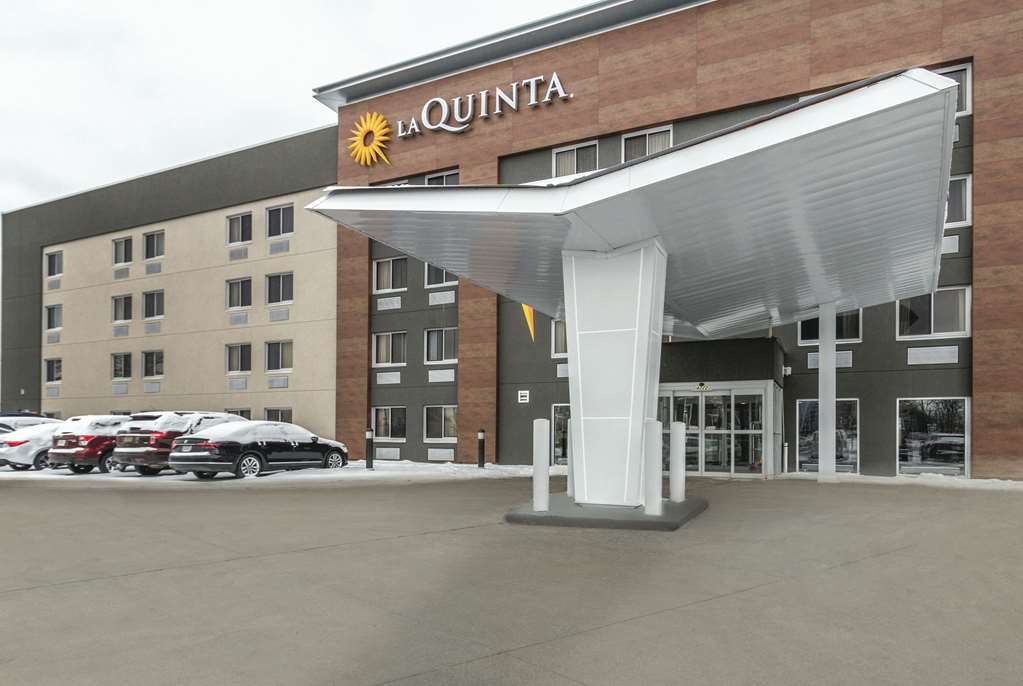 La Quinta Inn & Suites by Wyndham Cleveland Airport North - photo 3