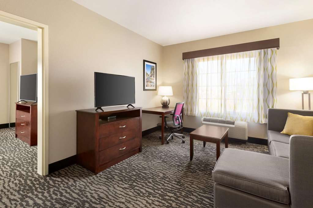 La Quinta Inn & Suites by Wyndham Fresno Northwest - photo 47