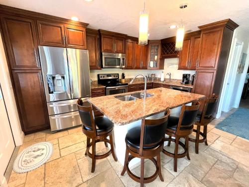 One block to the beach 2 bedroom 2 bath. The Seahorse Suite. — 4-Star Luxury Hotel in Fort Myers Beach, United States