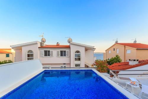 Apartments Meri — 4-Star Luxury Hotel in Okrug Gornji, Croatia
